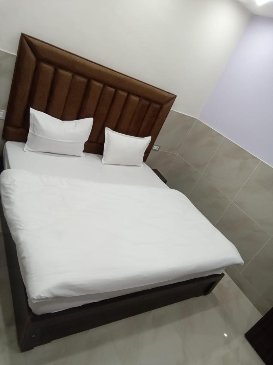Hotel Dixit Residency Vrindāvan Exterior foto