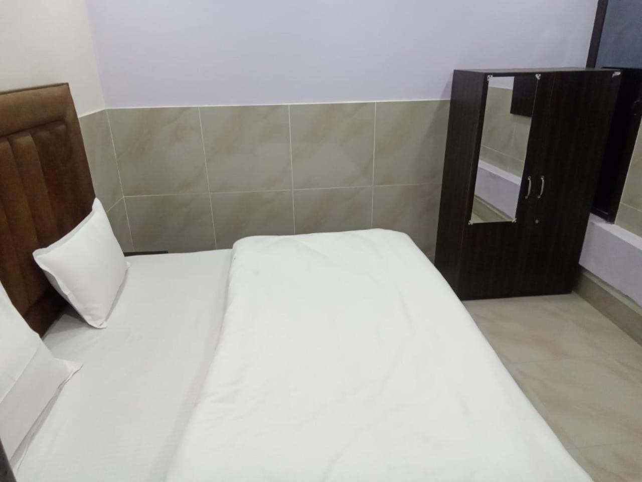 Hotel Dixit Residency Vrindāvan Exterior foto